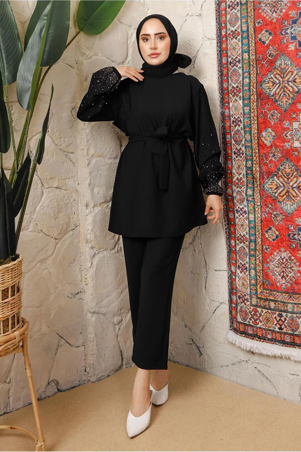 The TRENDTESETTÜR KADIN DESENLİ KOLYELİ ÜÇLÜ PANTOLONLU TAKIM T 6243 is a fashionable women's outfit with the following specifications:
